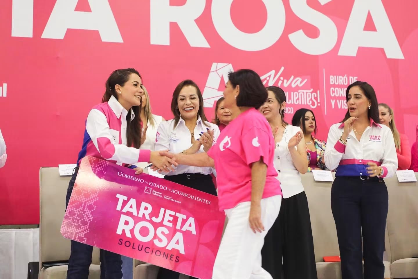 Tarjeta Rosa llega a 50 mil mujeres en Aguascalientes; Tere Jiménez entrega 4 mil más